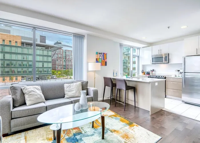 Modern Apt Near Mit